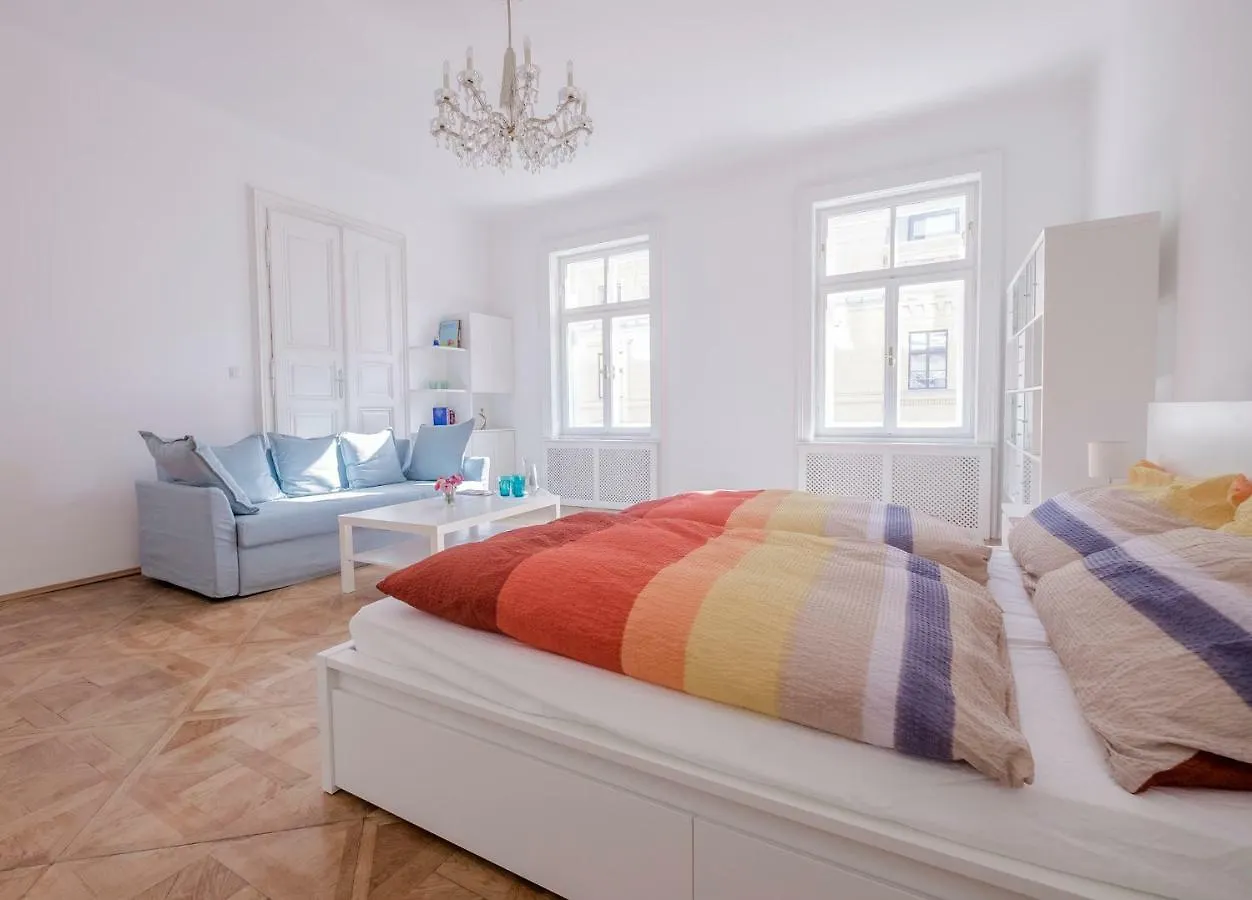 Comfortable Room Located In The First District! location